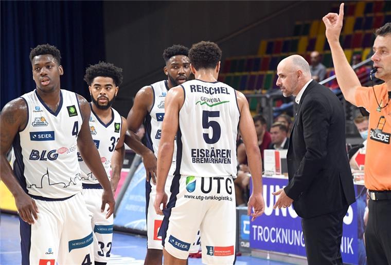 Eisbären droht Negativrekord in der Zweiten Liga Den Saisonstart haben die Eisbären mit (von links) Armani Moore, Carrington Love, DJ Laster, Jarelle Reischel und Coach Michael Mai in den Sand gesetzt.