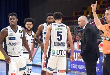 Den Saisonstart haben die Eisbären mit (von links) Armani Moore, Carrington Love, DJ Laster, Jarelle Reischel und Coach Michael Mai in den Sand gesetzt.