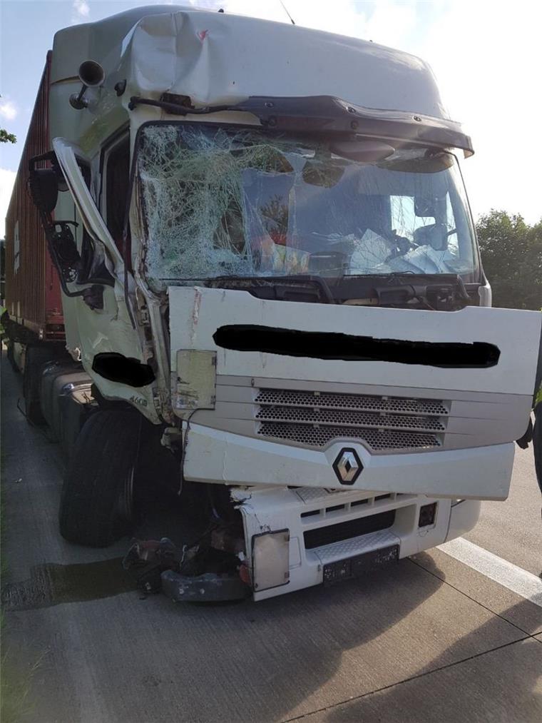 A27: Sattelzug rammt Absperr-Fahrzeug Den Sattelzug hat es böse erwischt, der Fahrer blieb aber unverletzt.