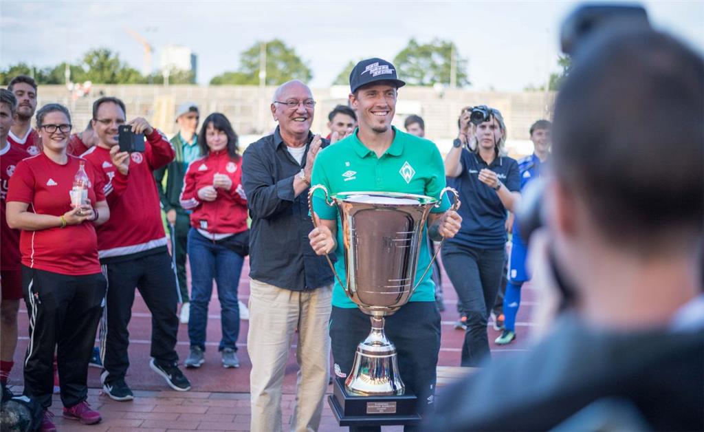 Den Siegerpokal nahmen die Jungs von Werder Bremen letztlich mit nach Hause. Foto: Hartmann