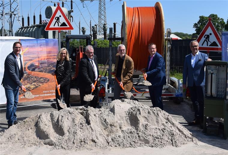 Schnelleres und stabileres Internet für Nordenham Den Spatenstich setzten (von links) Sascha Zink von Glasfaser Nordwest, die Nordenhamer Baudezernentin Ellen Köncke, Bürgermeister Carsten Seyfarth, Jürgen Mayer (Amtsleiter der Nordenhamer Wirtschaftsförderung), Ralf von Dzwonkowski (EWE Netz) und Carsten Höfinghoff von Glasfaser Nordwest.