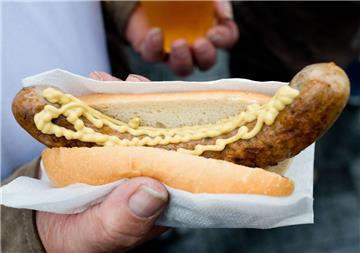 Den Streit um den Bratwurst-Verkauf hat ein Imbissbetreiber verloren.