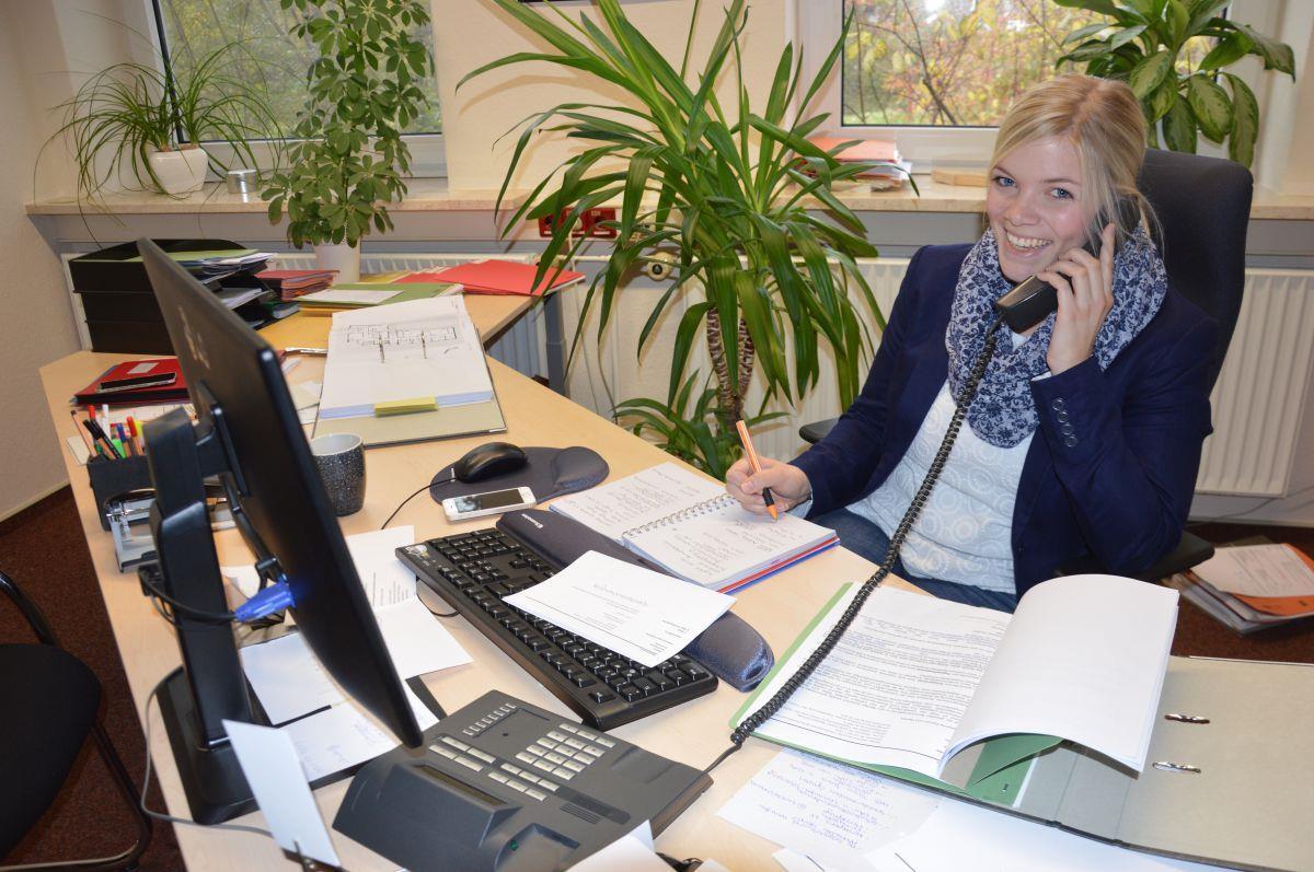 Schiffdorf: Nach dem Kita-Brand läuft das "Telefon der Hilfe" heiß Den Telefonhörer bekommt Katrin Pleyn derzeit kaum vom Ohr: Zahlreiche Bürger bieten der Verwaltungsmitarbeiterin Sachspenden an nach dem verheerenden Brand der „Regenbogen“-Kita in Schiffdorf.