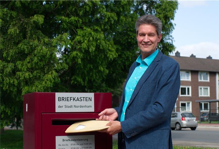 Kandidat für den friedlichen Weg in die Moderne Den Umschlag mit den Unterstützungsunterschriften hat Tim Lorenz jetzt in den neuen Briefkasten vor dem Haupteingang des Rathauses eingeworfen. Damit könne er sich jetzt voll und ganz auf den Wahlkampf konzentrieren, sagt er.