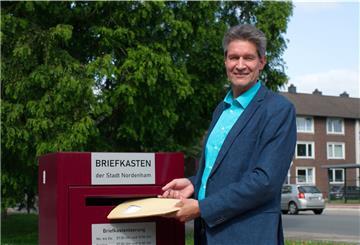 Den Umschlag mit den Unterstützungsunterschriften hat Tim Lorenz jetzt in den neuen Briefkasten vor dem Haupteingang des Rathauses eingeworfen. Damit könne er sich jetzt voll und ganz auf den Wahlkampf konzentrieren, sagt er.