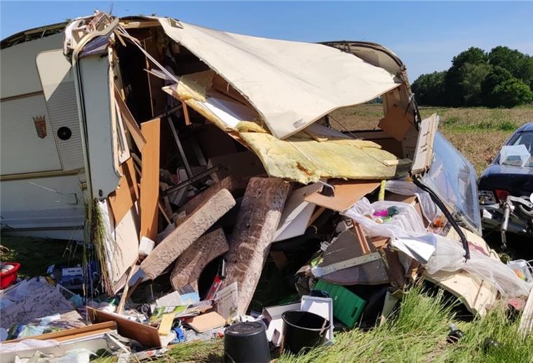 A27: Wohnwagen bei Unfall zerstört Den Wohnwagen hat es arg erwischt.