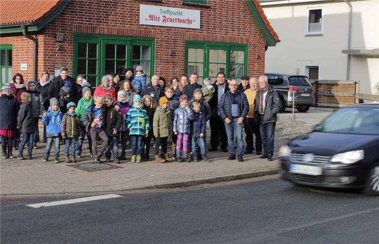 Den Wunsch nach einer zweiten Schlafampel auf der Hauptstraße Bokel (L 134) im Bereich zwischen der Bokeler Schulstraße und Seebeckstraße machen die Kinder der Grundschule und des Kindergartens deutlich. Vertreter aus Politik, Kita und Grundschule unterstützen sie dabei.