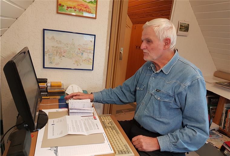 Gerd Wille (81) klickt sich zum Impftermin Den Zugangscode parat, den Kalender auf dem Tisch: Gerd Wille, 81 Jahre alt, hat sich am Computer einen Termin für eine Corona-Impfung reserviert.