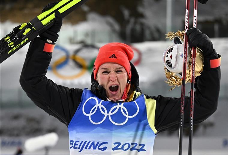 Denise Herrmann holt Biathlon-Gold für Deutschland Biathlon, Olympia, Einzel 15 km, Damen im Nationalen Biathlonzentrum. Denise Herrmann aus Deutschland jubelt bei der Flower Ceremony den Gewinn der Goldmedaille.
