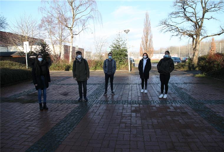 Schüler in Bremerhaven zu den neuen Abi-Prüfungsterminen Denise, Jannik, Timon, Juliana und Ella stehen kurz vor den Abi-Prüfungen an der gymnasialen Oberstufe der Geschwister-Scholl.