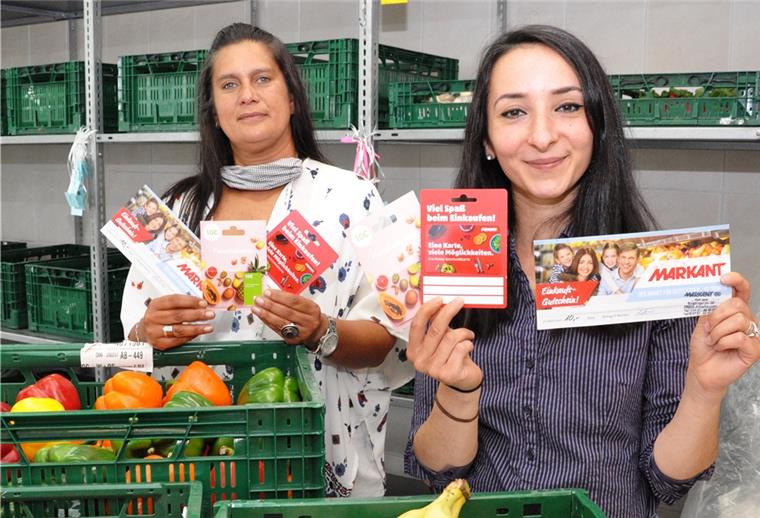 Lebensmittelgutscheine für 30.000 Euro Denise Smith (links) von der Nordenhamer Tafel und Seda Kahraman von der Caritas präsentieren Lebensmittelgutscheine. In den kommenden Wochen sollen in der Wesermarsch Lebensmittelgutscheine im Wert von 30.000 Euro an Bedürftige verteilt werden.