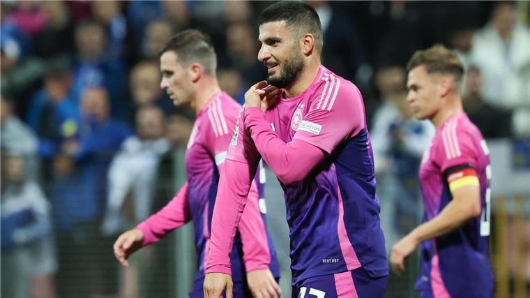 Gewonnene Abmachung: Undav jubelt mit Demirovic-Pose Deniz Undav (M) imitiert nach dem 2:0 die Jubelpose seines Stuttgarter Kollegen Ermedin Demirovic. Er streicht sich mit der Hand an der Schulter das Trikot glatt.