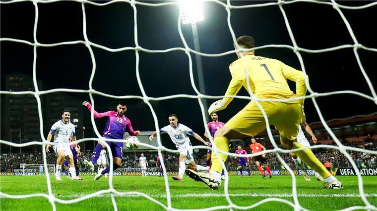 Gewonnene Abmachung: Undav jubelt mit Demirovic-Pose Deniz Undav trifft zum 2:0.