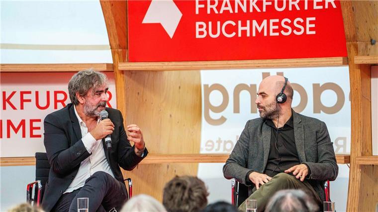 Savianos „Rache“ auf der Buchmesse Deniz Yücel und Roberto Saviano sprachen über „Schreiben in illiberalen Zeiten“.