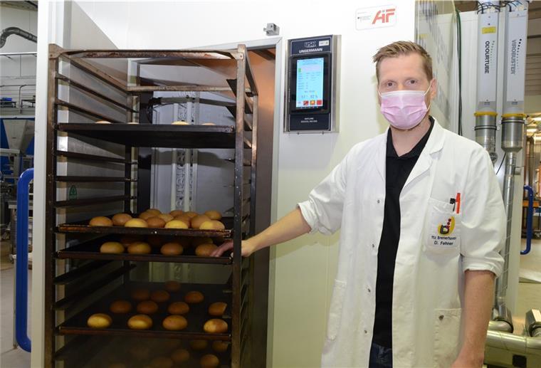 Bremerhaven: TTZ entwickelt Intelligente Klimakammer Dennis Fehner vor der Intelligenten Klimakammer. Diese eignet sich auch für das Gären von Backwaren. Auf dem Display können die gewünschten Parameter eingegeben werden.