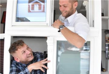 zwei Männer schauen sich durch ein Vierfach-Fenster an