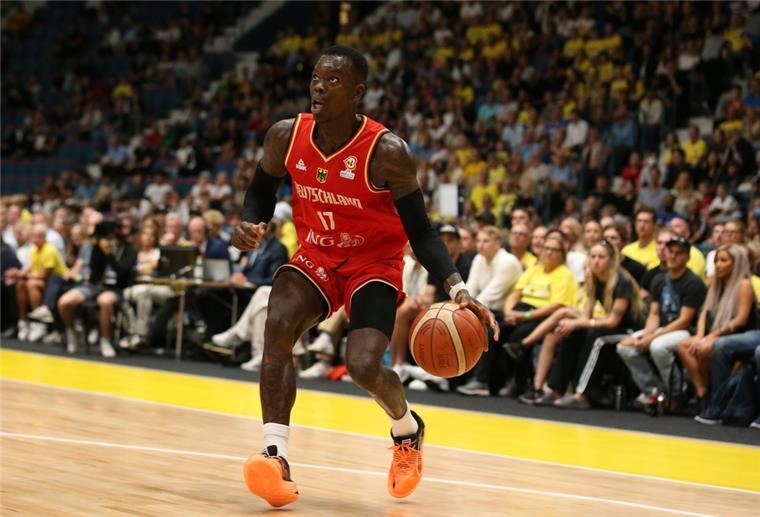Basketball: Schröder sieht Zukunft in Braunschweig Basketballer Dennis Schröder von Deutschland am Ball.