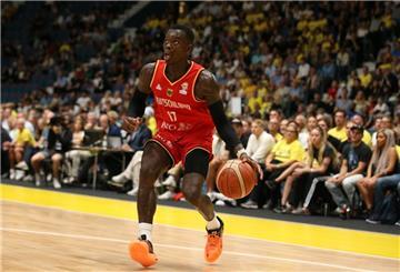  Basketballer Dennis Schröder von Deutschland am Ball.