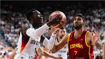Dennis Schröder (l) peilte mit Deutschlands Basketballern den nächsten Titel an. (Archivbild)