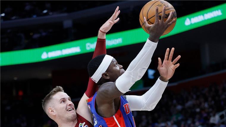 Mit starkem Schröder: Pistons schlagen NBA-Topteam im Osten Dennis Schröder (r) von den Detroit Pistons erzielte im Spiel gegen die Cleveland Cavaliers 17 Punkte.