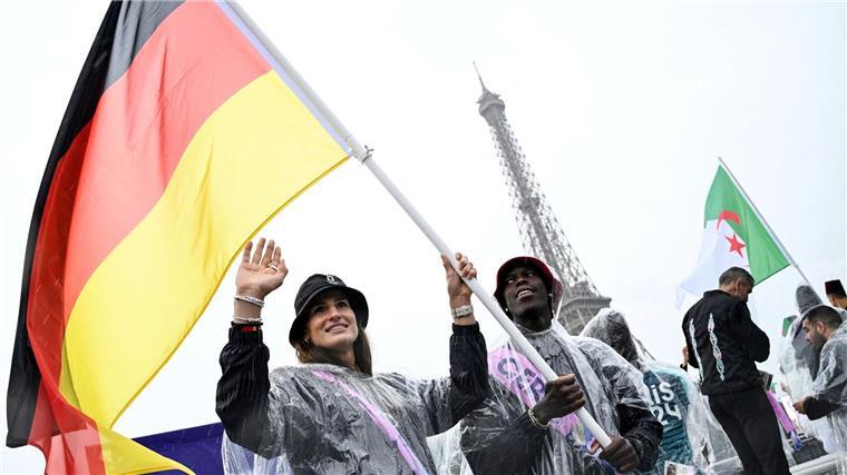 Schröder: Werde nie gleiche Liebe wie Nowitzki bekommen Dennis Schröder trug bei Olympia in Paris die deutsche Fahne.
