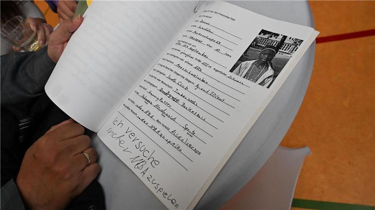 Dennis Schröders Klassenlehrer von damals brachte die Schülerzeitung mit.