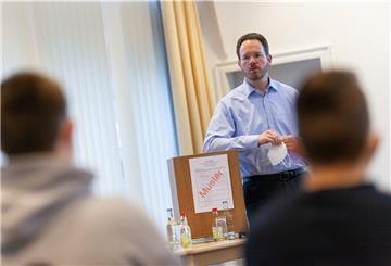 Der 1. Dorumer Demokratietag macht es möglich: So jungen „Kommunalpolitikern“ stand Bürgermeister Marcus Itjen noch nie gegenüber.