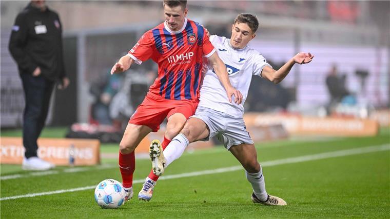 Nullnummer in Heidenheim: Torlos gegen Hoffenheim Der 1. FC Heidenheim um Jan Schöppner (l) und die TSG 1899 Hoffenheim um Tom Bischof (r) lieferten sich ein intensives Duell.