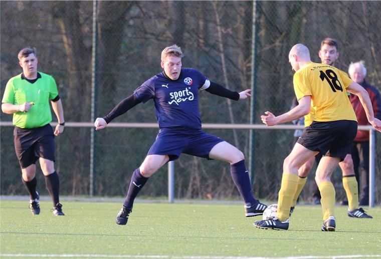 Fußballer müssen warten Der 1. FC Nordenham (im blauen Trikot Daniel Bremer) hat wohl keine Möglichkeit mehr, in dieser Saison aus der Kreisliga aufzusteigen.