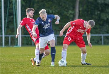 Der 1. FC Nordenham mit Nico Westphal (blaues Trikot) hatte das Glück auf seiner Seite und bezwang den SV Eintracht Wiefelstede in der Kreisliga mit 2:1.