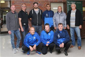 Der 1. FC Nordenham und der TSV Abbehausen hoffen auf einen Erfolg der B-Jugend-Spielgemeinschaft. Stehend von links: Sven Eisenhauer, Mike Habbe, Nils Möhlmann, Cagatay Catalcam, Wilfried Röglin und Max-Peter Michel. Kniend von links: Maik Hartmann, Ramona Strietzel und Frank Laber.
