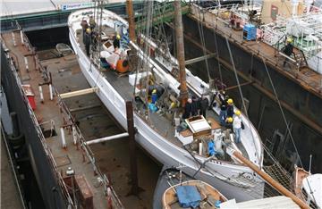 Der 122 Jahre alte Lotsenschoner "No. 5 Elbe" ist am Samstag nach einer Kollision mit einem Containerschiff in der Elbe gesunken. Das Archivbild zeigt das historische Schiff in der Werft.
