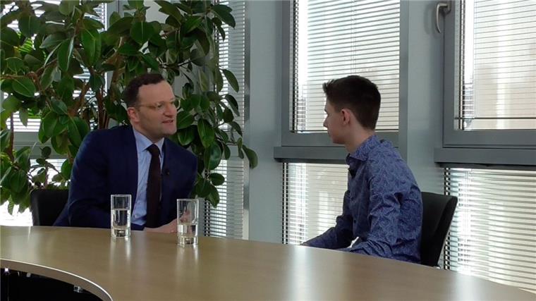 Der 14-Jährige Schüler Leonard Geßner aus Bremen hat schon 24 Spitzenpolitiker interviewt - wie hier Bundesgesundheitsminister Jens Spahn (CDU). 