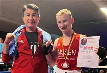 Der 15-jährige Erik Pisarewski und sein Trainer Ali Karaboyun freuten sich über die errungene Bezirksmeisterschaft.