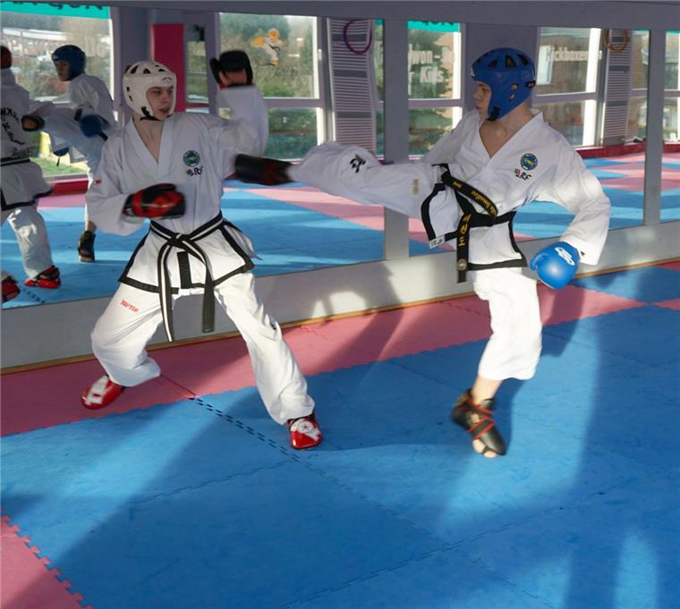 Nordenhamer für Europameisterschaften im Taekwon-Do nominiert Der 15-jährige Nordenhamer Danilo Smailov (rechts) darf an den Europameisterschaften der internationalen Taekwon-Do-Föderration in Bratislava (Slowakei) teilnehmen.
