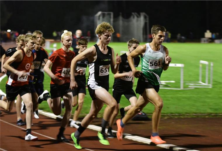 Tammo Doerner verbessert neun Jahre alten Kreisrekord Der 15-jährige Tammo Doerner vom SV Nordenham (Dritter von rechts) wurde in Papenburg in der U18-Klasse Zweiter über 1000 Meter.