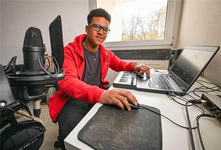 Bremerhavener Rap-Produzent steht auf Platz eins Der 17-jährige Rap-Produzent Andrew Pielhop hat es geschafft: Erstmals steht ein Song von ihm auf Platz eins der deutschen Albumcharts. Foto Scheschonka