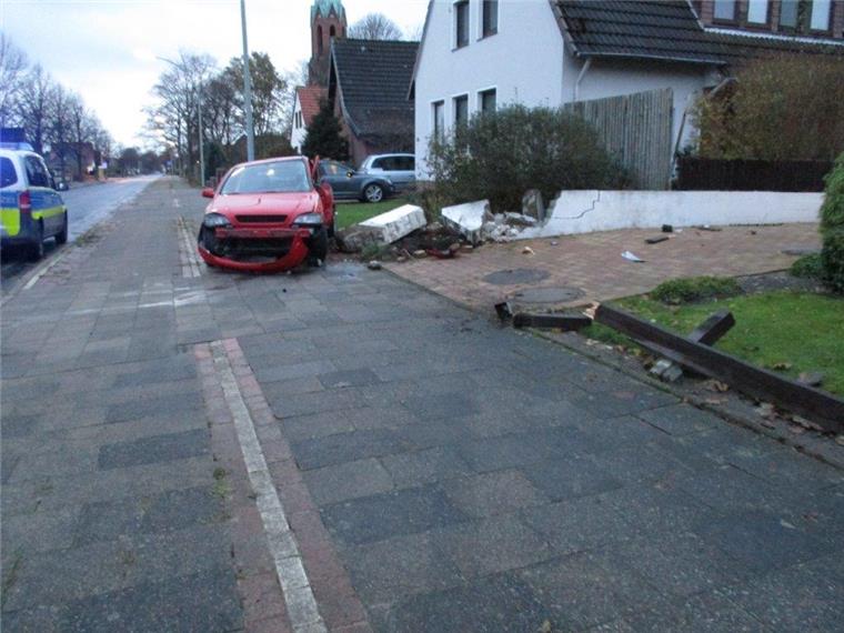 Kontrolle verloren: 18-Jähriger mäht Zaun um und ruiniert Grundstücksmauer Der 18-jährige Autofahrer hat bei dem Unfall erheblichen Schaden angerichtet.