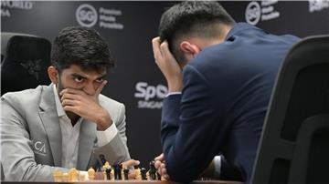 Der 18-jährige Dommaraju Gukesh (l) hat die Auftaktpartie der Schach-WM überraschend verloren. 