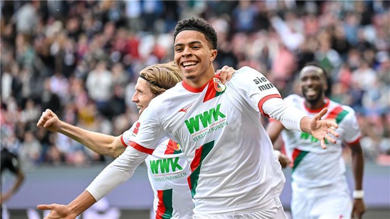 Wagner meistert erste Drucksituation in Augsburg Der 18-jährige Noahkai Banks bejubelt sein erstes Bundesliga-Tor.