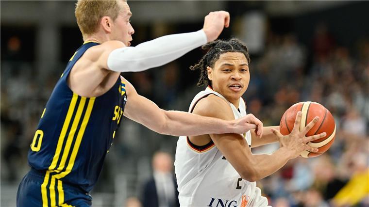 Basketballer holen ersten Sieg unter Bundestrainer Mumbrú Der 18 Jahre alte Jack Kayil führte die deutschen Basketballer mit einer starken Leistung zum Sieg.