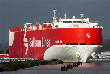 Der 182 Meter lange Autocarrierer "Silver Sky“, gebaut im Jahr 2010 als “Carry Rickmers”, erhielt erst vor ein paar Wochen den neuen, nun aktuellen rot-weißen Rumpfanstrich bei einem Werftaufenthalt in Antwerpen. Das Schiff hat eine Kapazität für 4900 Standard-PKW.
