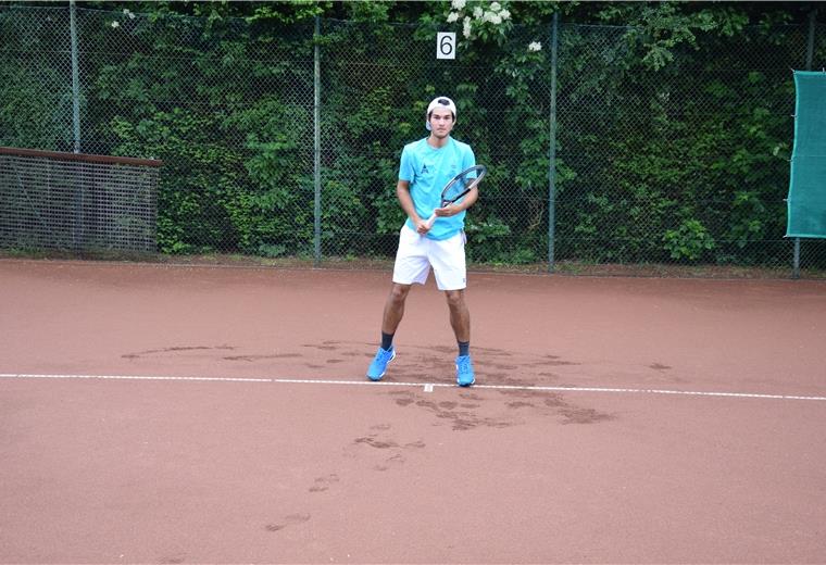 Thailänder greift für den SV Nordenham zum Schläger Der 19-jährige Hendrik Thada Grohbrügge möchte Tennisprofi werden. Er trainiert und spielt im Moment beim SV Nordenham.