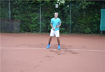 Der 19-jährige Hendrik Thada Grohbrügge möchte Tennisprofi werden. Er trainiert und spielt im Moment beim SV Nordenham.