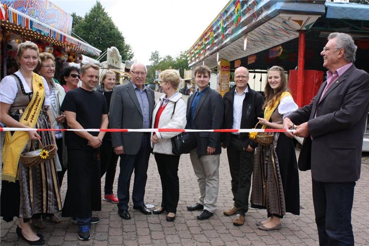 Der 196. Herbstmarkt, im vergangenen September noch frohen Mutes von Ortsbürgermeister Uwe Bischoff eröffnet, sollte der letzte gewesen sein. Stadt, Gewerbetreibende und Marktbeschicker haben anstelle der Traditionsveranstaltung den "Beerster Geestmarkt" iaus der Taufe gehoben, der erstmals im Juni durchgeführt wird.