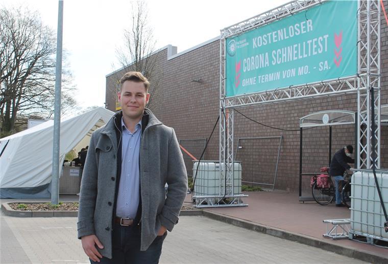 Einkaufserlebnis mit kostenlosem Schnelltest Der 20-jährige Justin Womble aus Hagen vor dem von ihm organisierten Testzelt. Montags bis samstags von 8 bis 20 Uhr kann sich jeder Bürger auf dem Parkplatz vor dem E-Center Schomacker kostenlos und ohne Anmeldung auf das Coronavirus testen lassen.