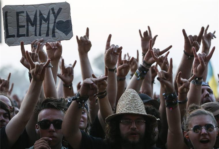 Bizarre Ehrung: Asche des Motörhead-Frontmanns Lemmy kommt nach Wacken Metal-Fans halten ein Schild mit der Aufschrift "Lemmy"