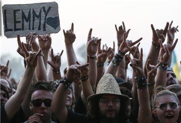 Metal-Fans halten ein Schild mit der Aufschrift "Lemmy"