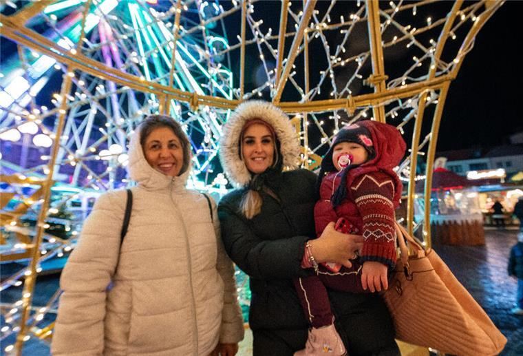 Es geht wieder los: Bilder vom Bremerhavener Weihnachtsmarkt Der 2023er-Weihnachtsmarkt in der Bremerhavener Innenstadt eröffnet wieder. Sehr zur Freude von Dina, Susanna und Maria aus Portugal (v. li.).
