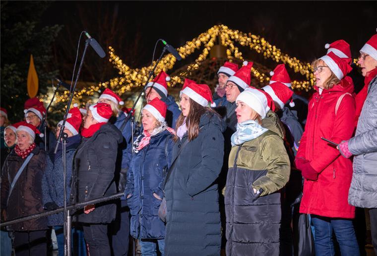 Es geht wieder los: Bilder vom Bremerhavener Weihnachtsmarkt Der 2023er-Weihnachtsmarkt in der Bremerhavener Innenstadt eröffnet wieder. Dazu singen "Gospels And More" aus Bremen.